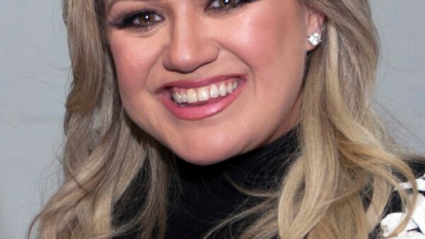 Kelly Clarkson ends her talk show with her children beside her