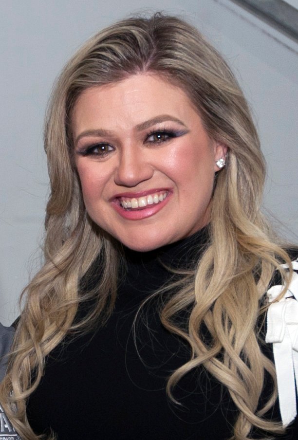 Kelly Clarkson ends her talk show with her children beside her