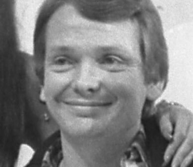 Bob Mackie, Designer for Cher and TV, Dies at 87