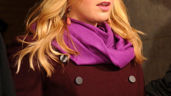 Kelly Clarkson Turns Her New Bob Into a ‘Voice’ Pitch
