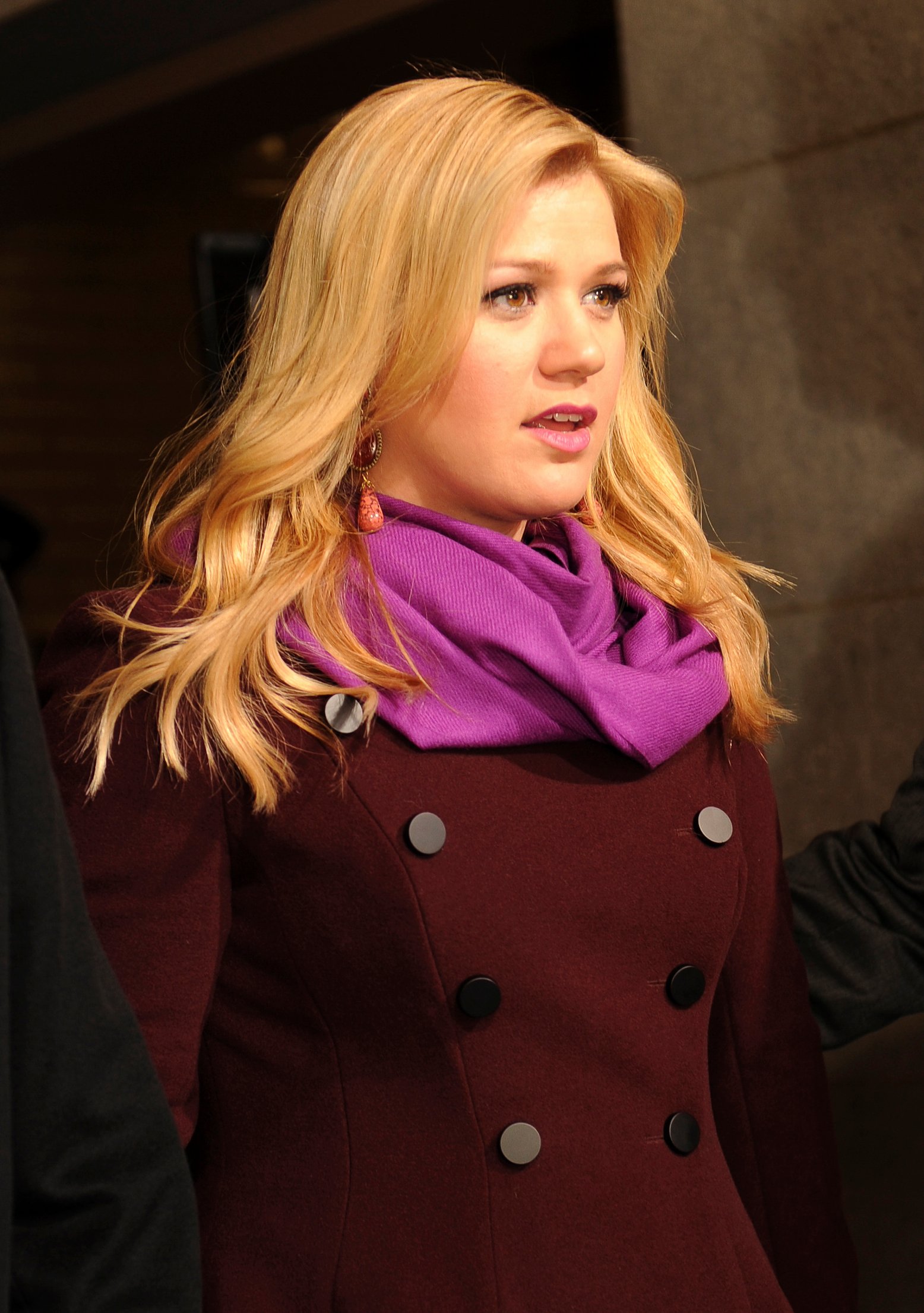 Kelly Clarkson Turns Her New Bob Into a ‘Voice’ Pitch