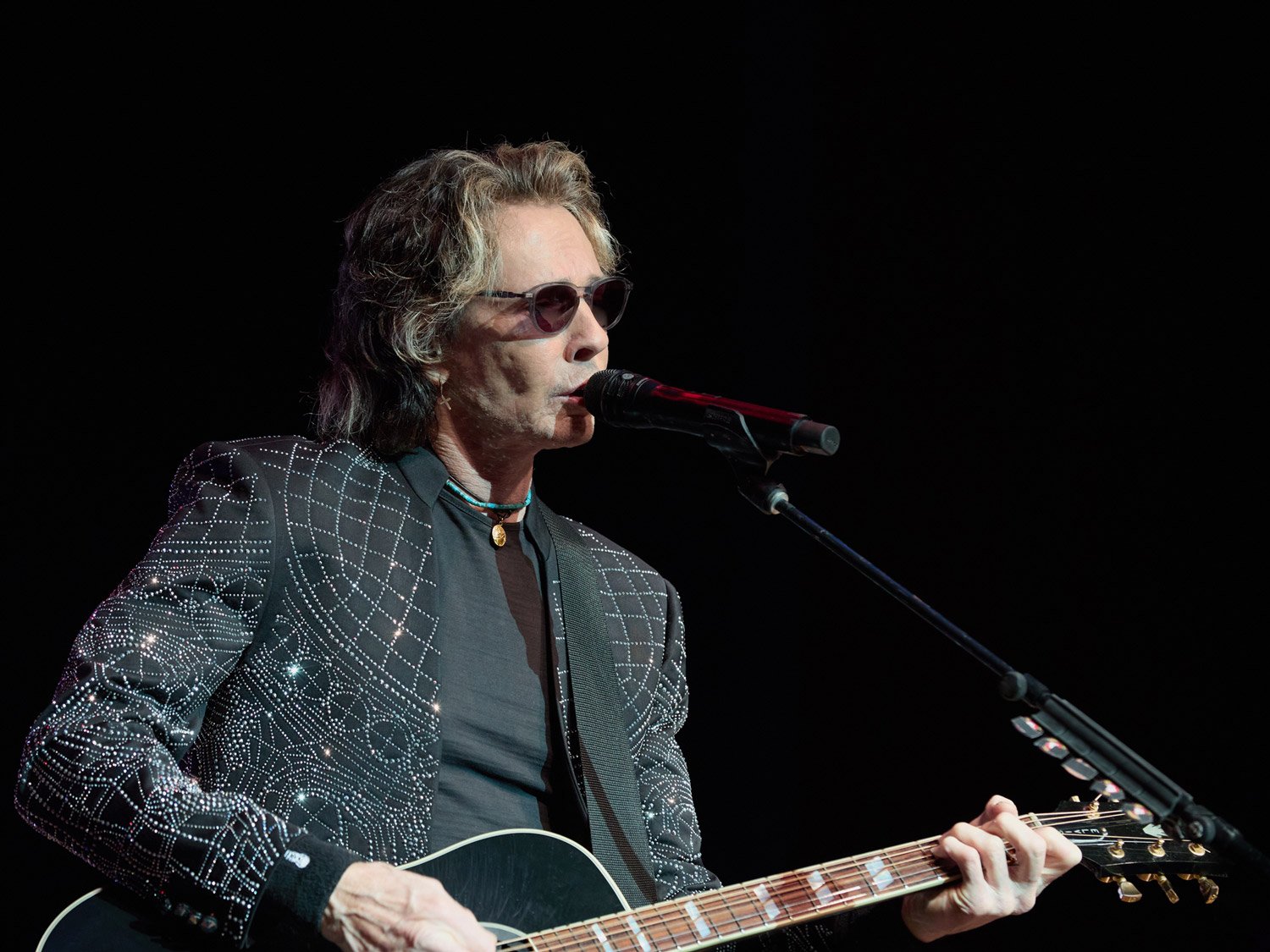 Rick Springfield goes viral for his energetic stage presence at 77
