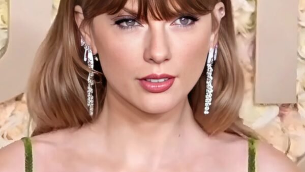 Taylor Swift Cheers Travis Kelce at Chiefs-Colts Game