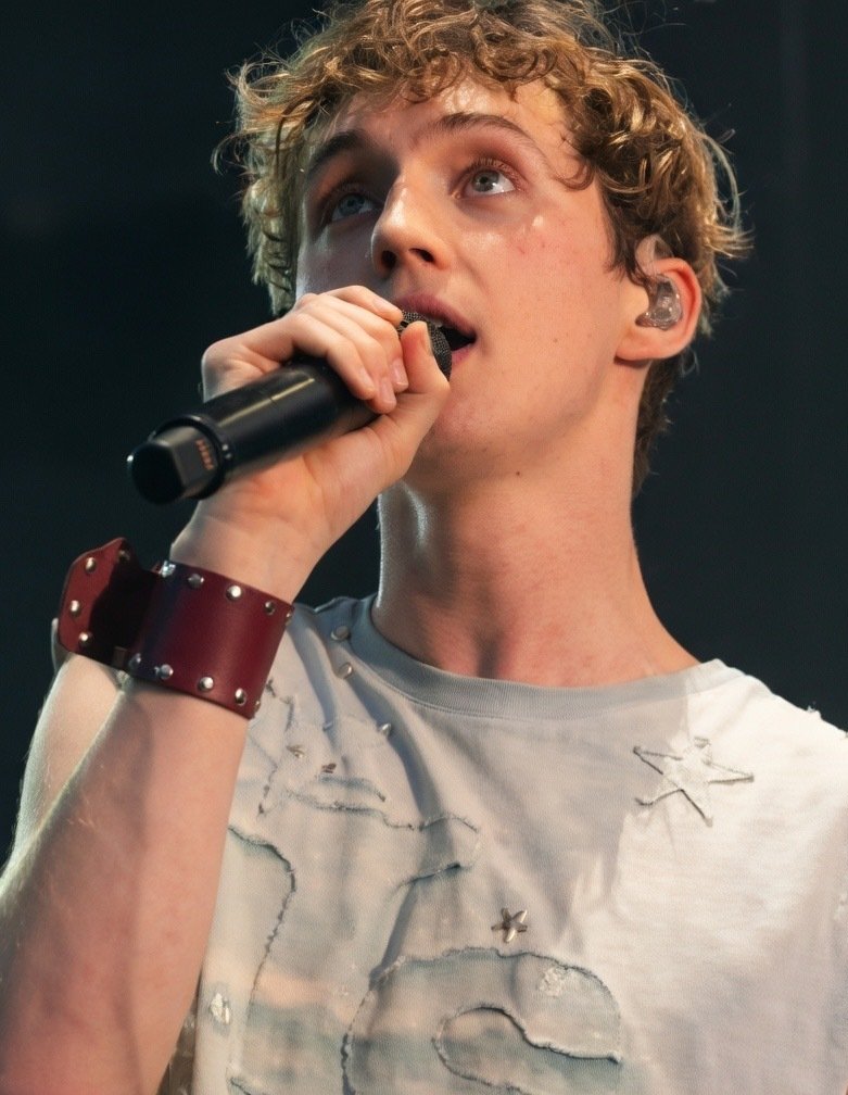 Troye Sivan Explains the Women Behind ‘She’s the Best’