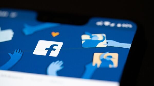 Meta Expands Teen Safety Alerts to Facebook and AI Chats